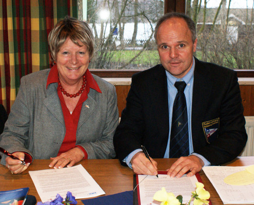 Heida Benecke und Reinhart Grahn unterzeichnen den Ehrenkodex