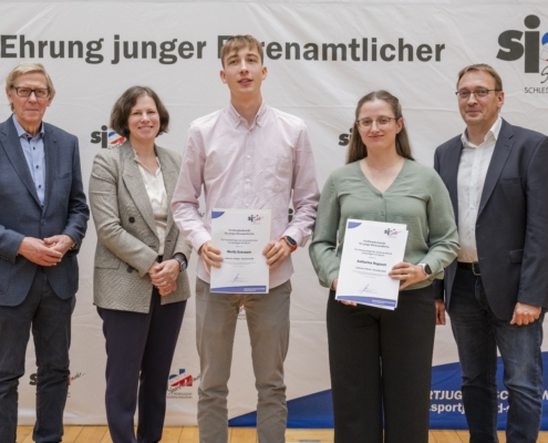 (vlnr) Hans-Jakob Tiessen (LSV-Präsident), Kristina Herbst (Landtagspräsidentin), Moritz Eckmann, Katharina Rogosch und Matthias Hansen (sjsh-Vorsitzender). Fotograf: Frank Peter